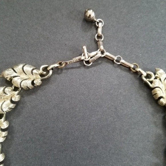 Vintage Lisner Intricately Crafted Leaves Choker in Silvertone - Picture 5 of 10
